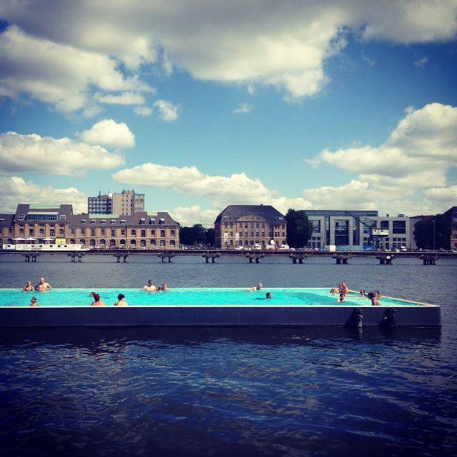 Badeschiff Berlin Spree Schwimmbad Stadtstrand Berlin