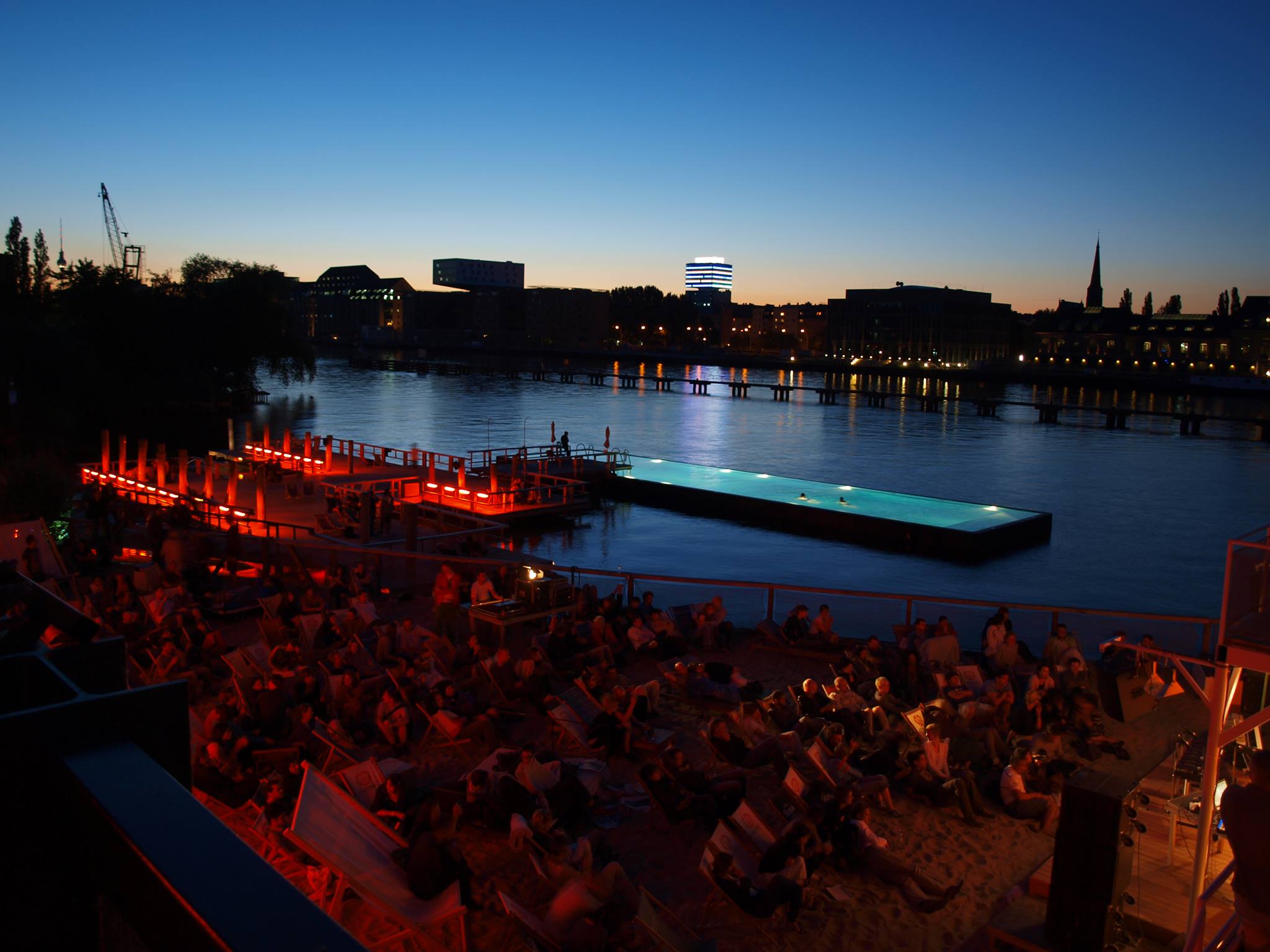 Badeschiff Berlin Spree Schwimmbad Stadtstrand Berlin