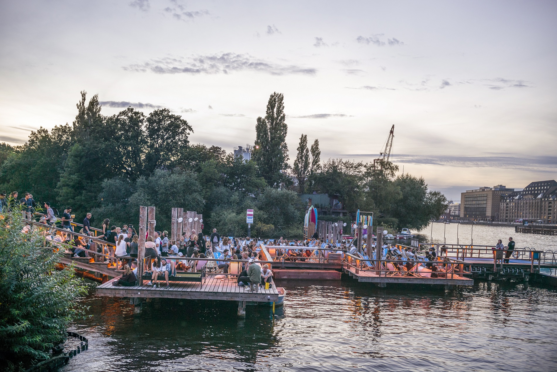 Badeschiff Berlin Spree Schwimmbad Stadtstrand Berlin