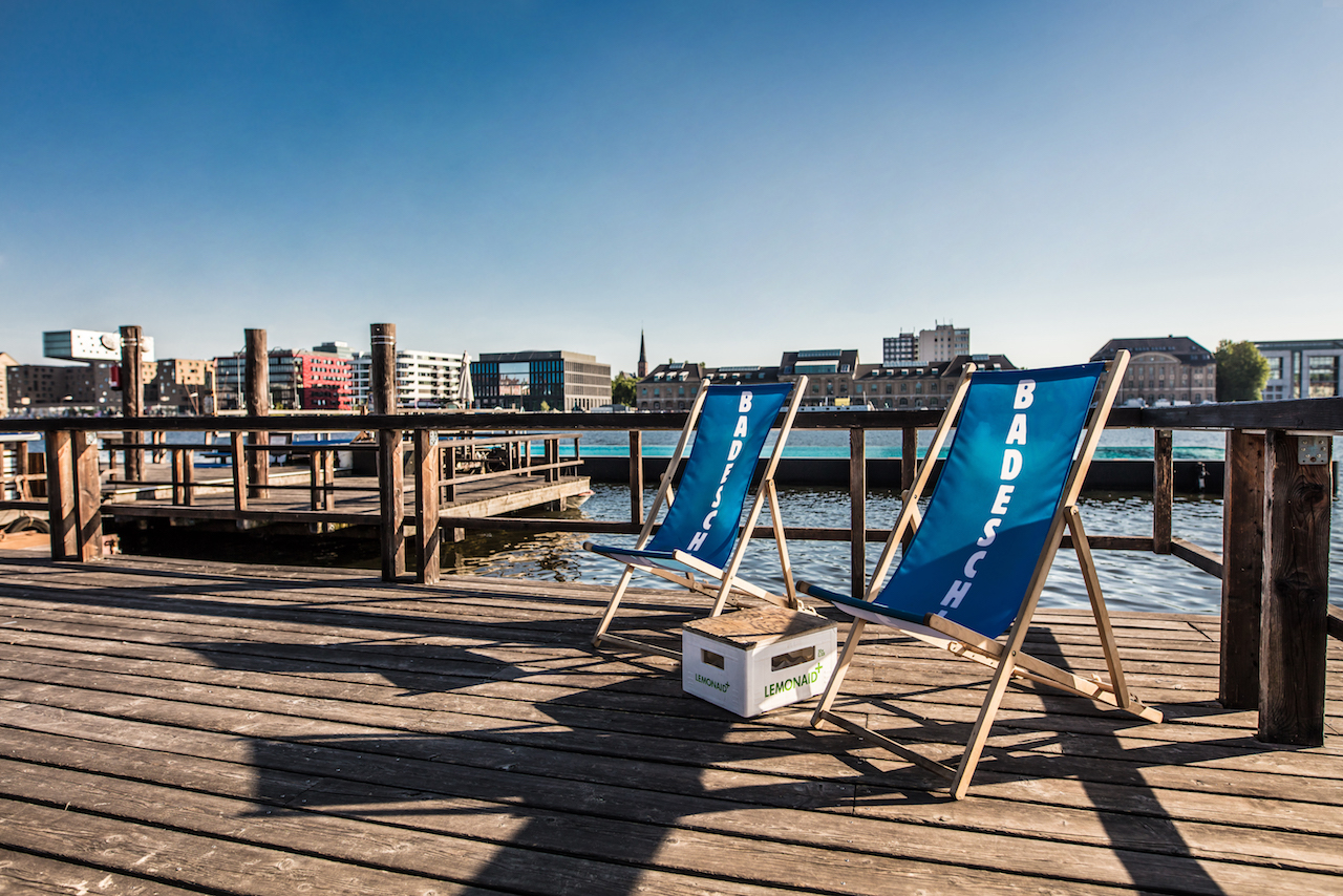 Badeschiff Berlin Spree Schwimmbad Stadtstrand Berlin
