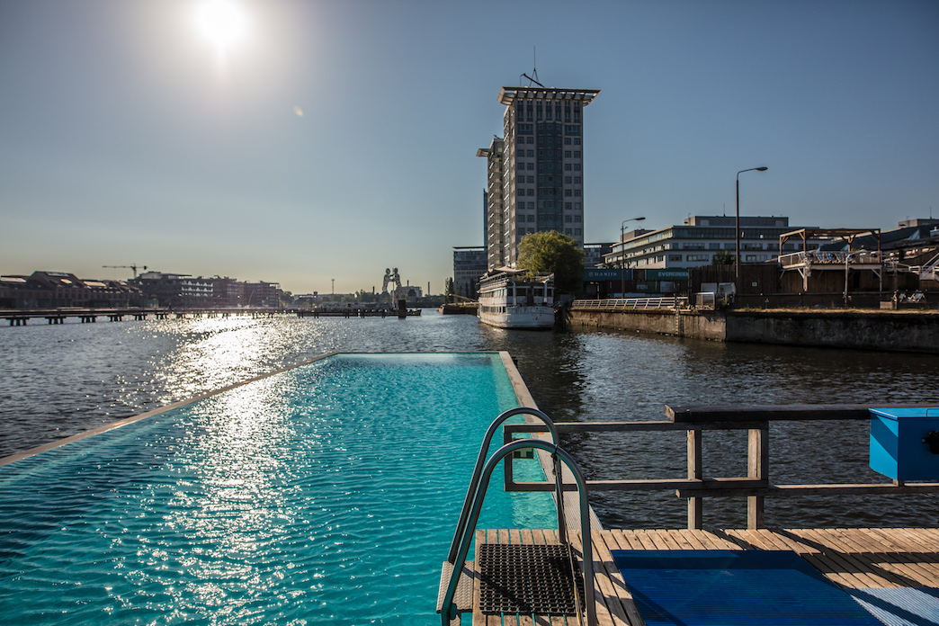 Badeschiff Berlin Spree Schwimmbad Stadtstrand Berlin