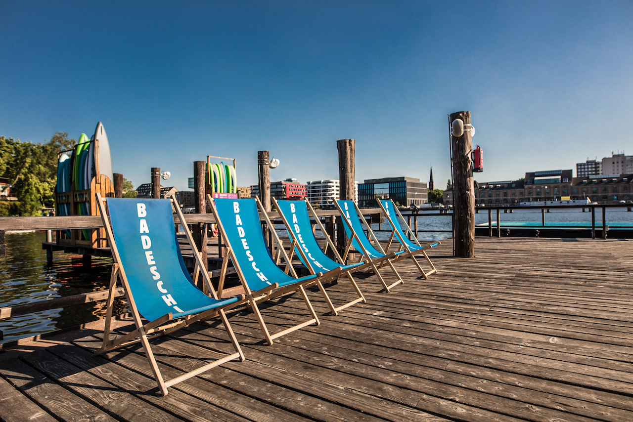Badeschiff Berlin Spree Schwimmbad Stadtstrand Berlin