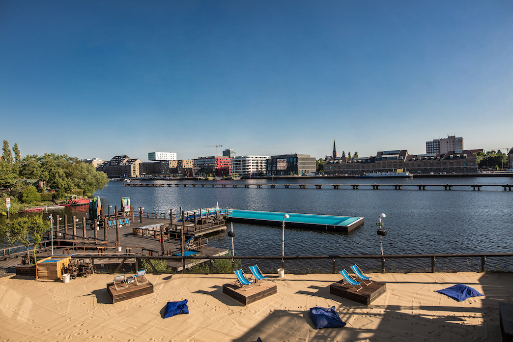 Badeschiff Berlin Spree Schwimmbad Stadtstrand Berlin