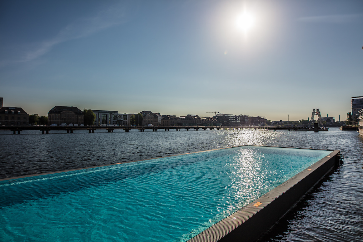 Badeschiff Berlin Spree Schwimmbad Stadtstrand Berlin